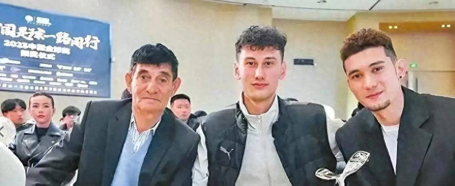 银河娱乐城-拜合拉木哥哥：捡瓶子卖苞米，放